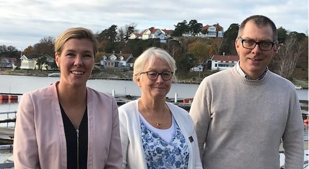 Annelie, Ingela och Johan står utomhus i Stenungsund med havet som bakgrund