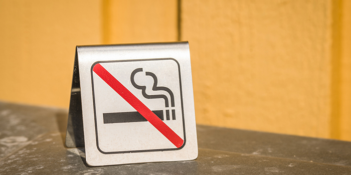 Rökning förbjuden-skylt på bord