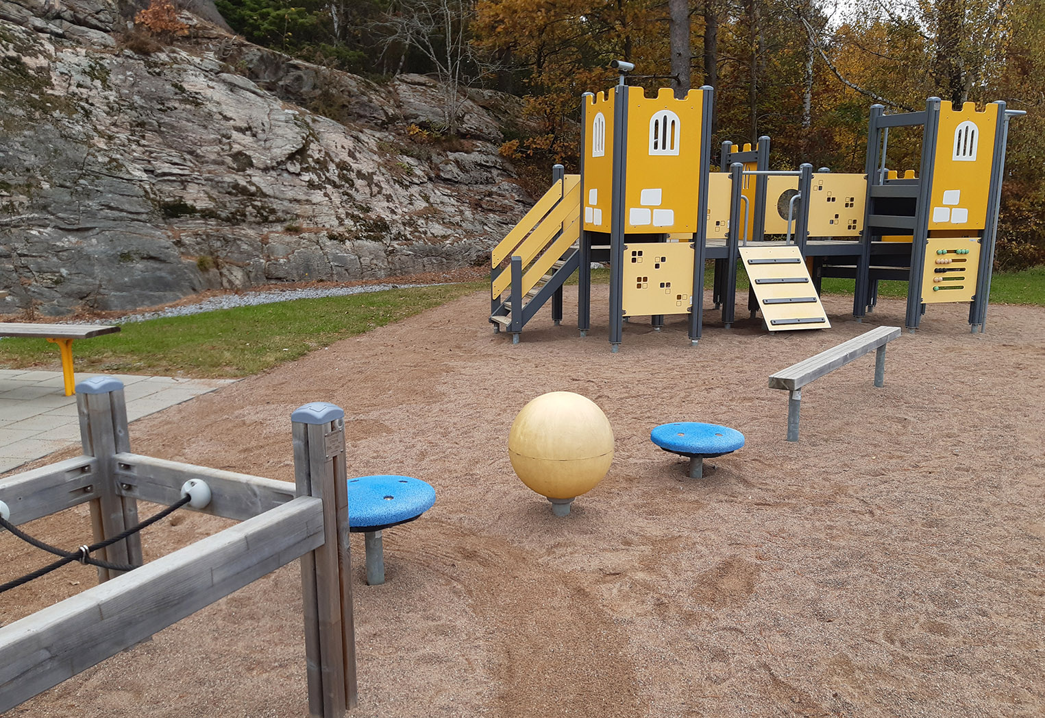 Bild över delar av lekplatsen på Gullvivevägen i Stenungsund.