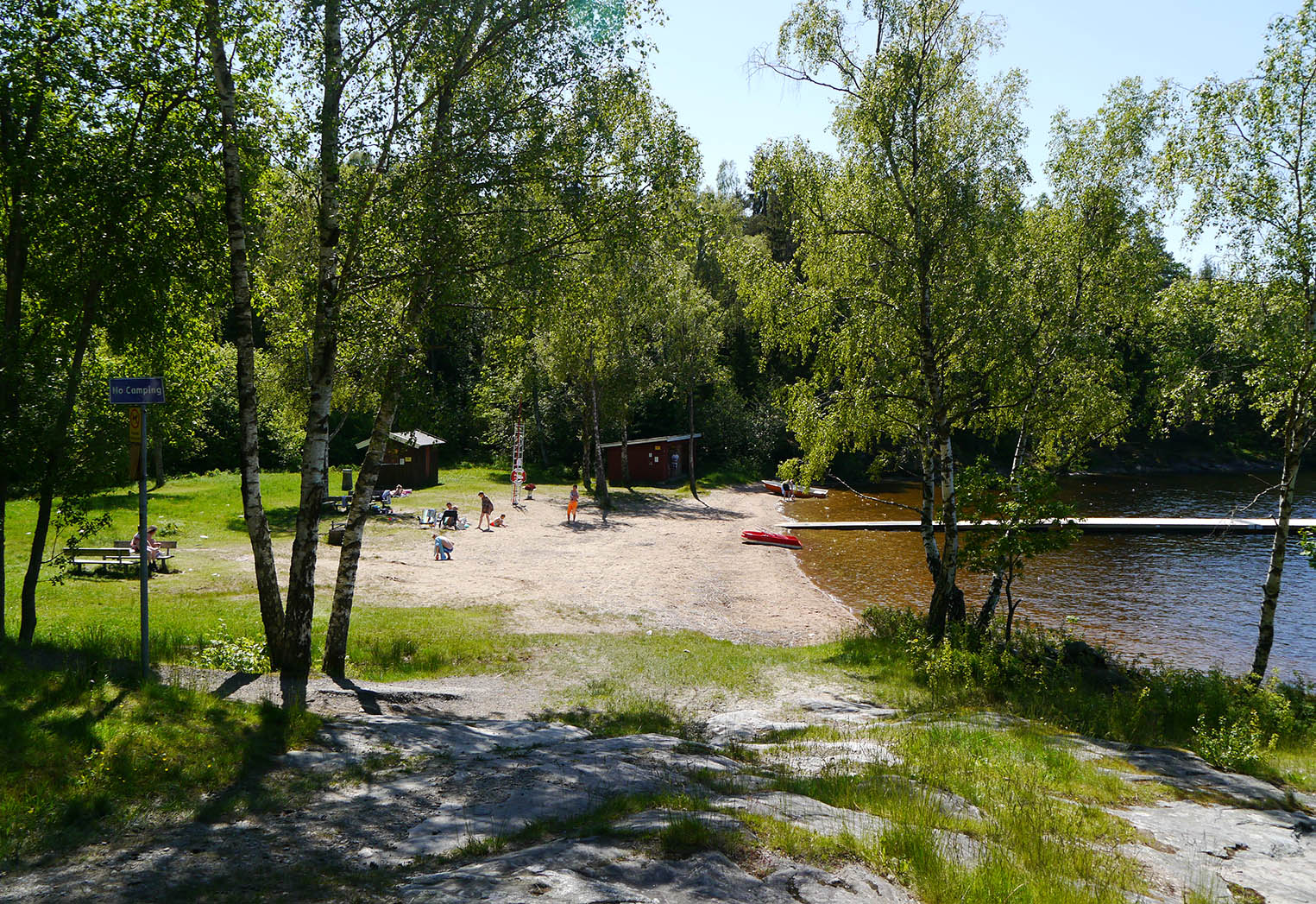 Bild på Basteviks badplats i insjön Hällungen.