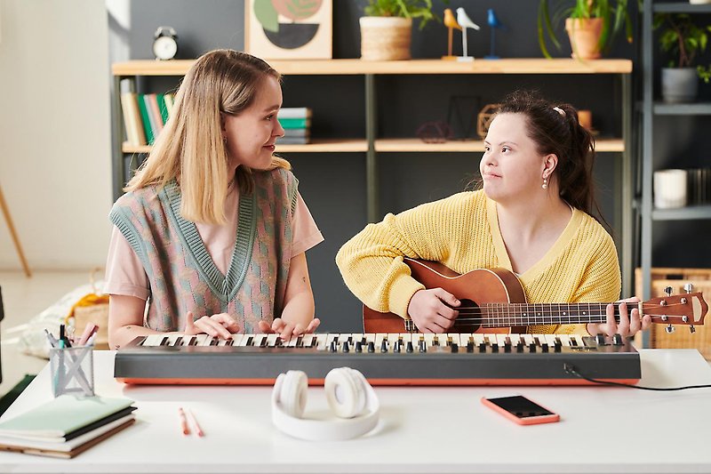 Två kvinnor spelar på instrument