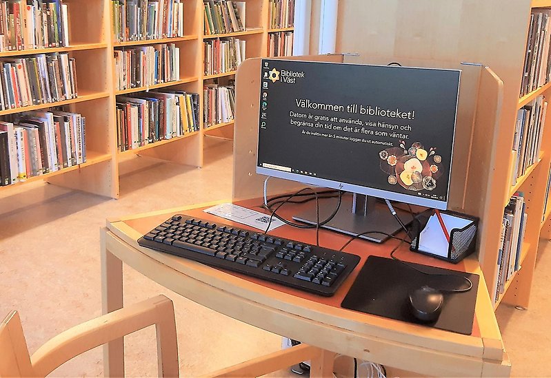 Stationär dator med skärm och tangentbord i biblioteket