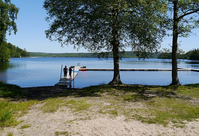 Bild på Bredviks badplats i insjön Hällungen.